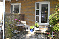 BandB har en hyggelig terrase som giver mulighed for udendørsaktiviteter.